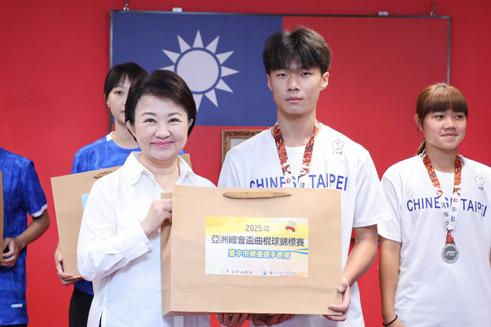 「 2025年亞洲總會盃曲棍球錦標賽」績優選手市政會議表揚合影(另開新視窗/jpg檔)圖片