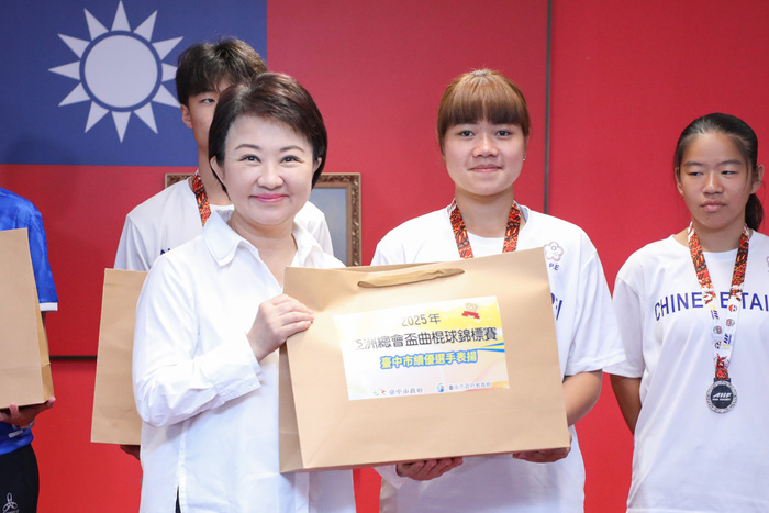 「 2025年亞洲總會盃曲棍球錦標賽」績優選手市政會議表揚合影(另開新視窗/jpg檔)圖片