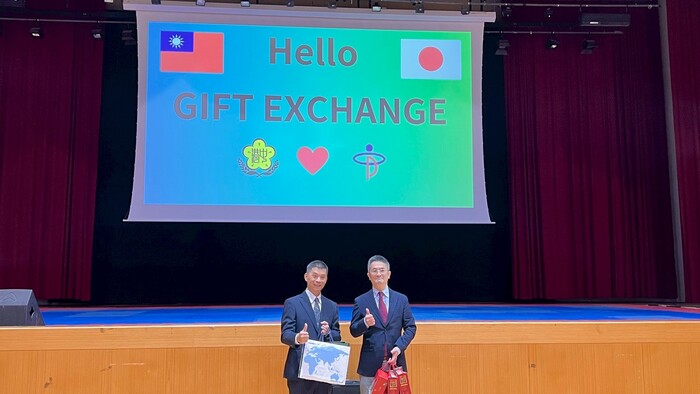 雙方互贈禮物(另開新視窗/jpg檔)圖片