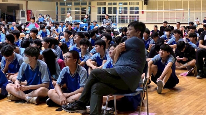 同學欣賞表演