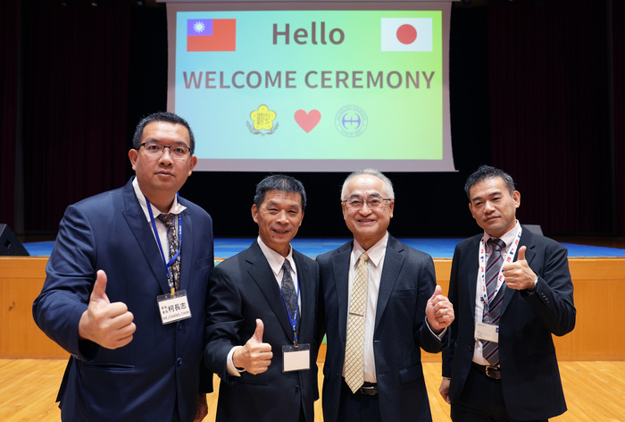 家長會長與星野校長合照(另開新視窗/jpg檔)圖片