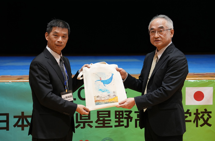 兩校交換禮物(另開新視窗/jpg檔)圖片