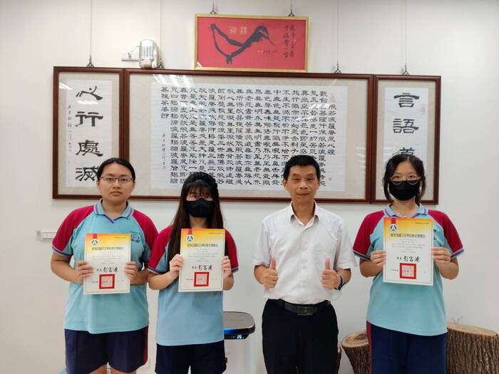 同學與校長合照(另開新視窗/jpg檔)圖片