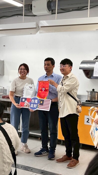 雙方互贈禮物(另開新視窗/jpg檔)圖片