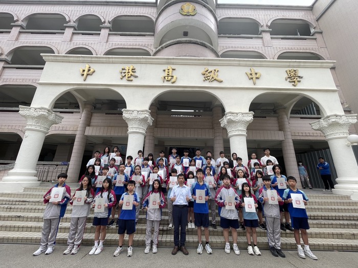 中港高中(國高中部)臺中市114學年度模範生與校長合影