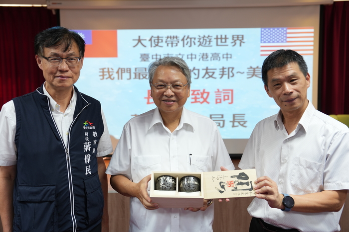 致贈大使紀念品(另開新視窗/jpg檔)圖片