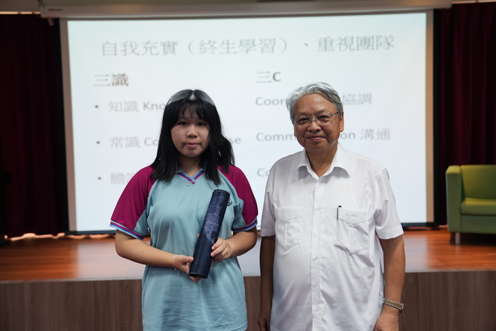 提問同學與獲紀念品並與大使合照(另開新視窗/jpg檔)圖片