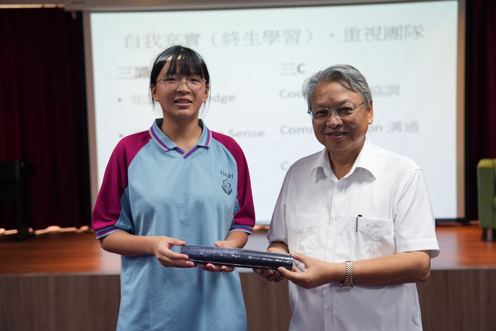 提問同學與獲紀念品並與大使合照(另開新視窗/jpg檔)圖片